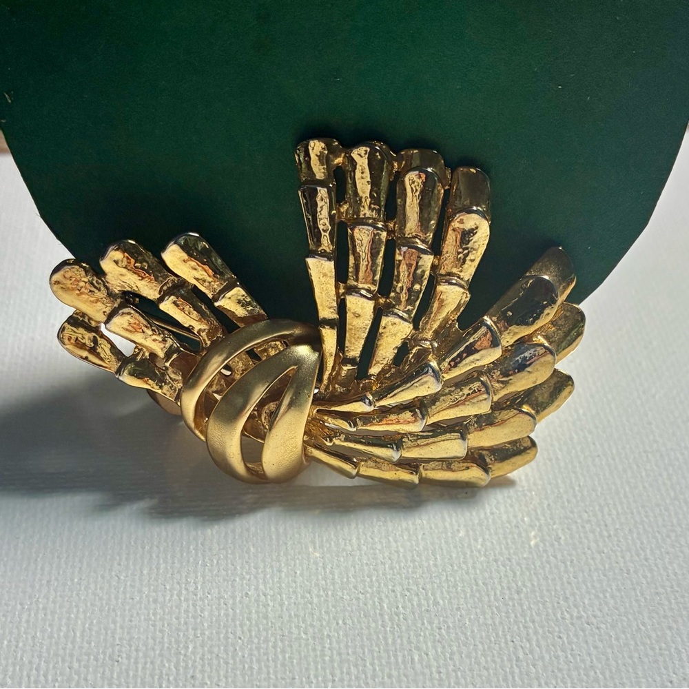 Chic Gold-Tone Women's Brooch